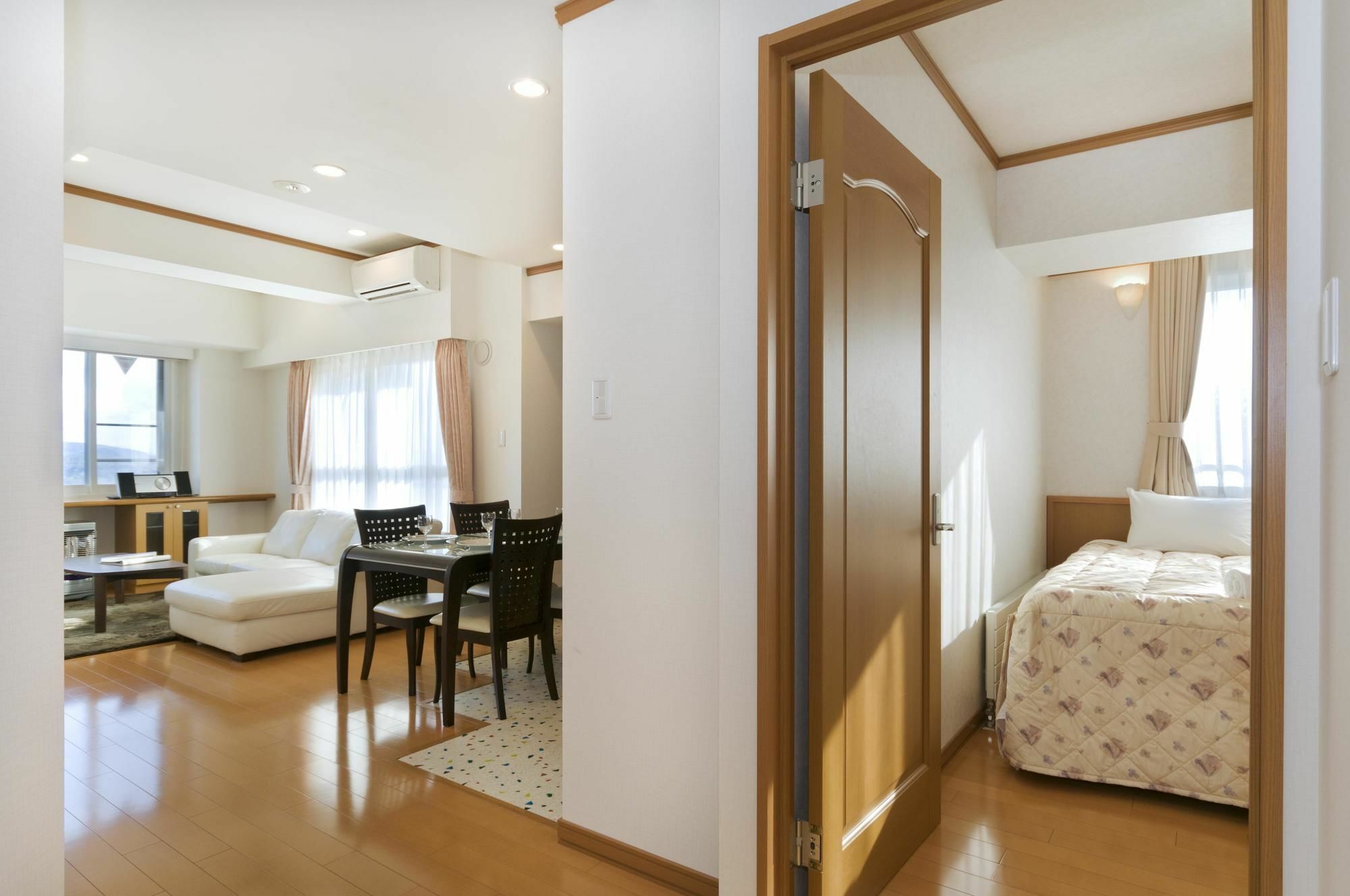 Mountainside Palace Кучан Екстериор снимка