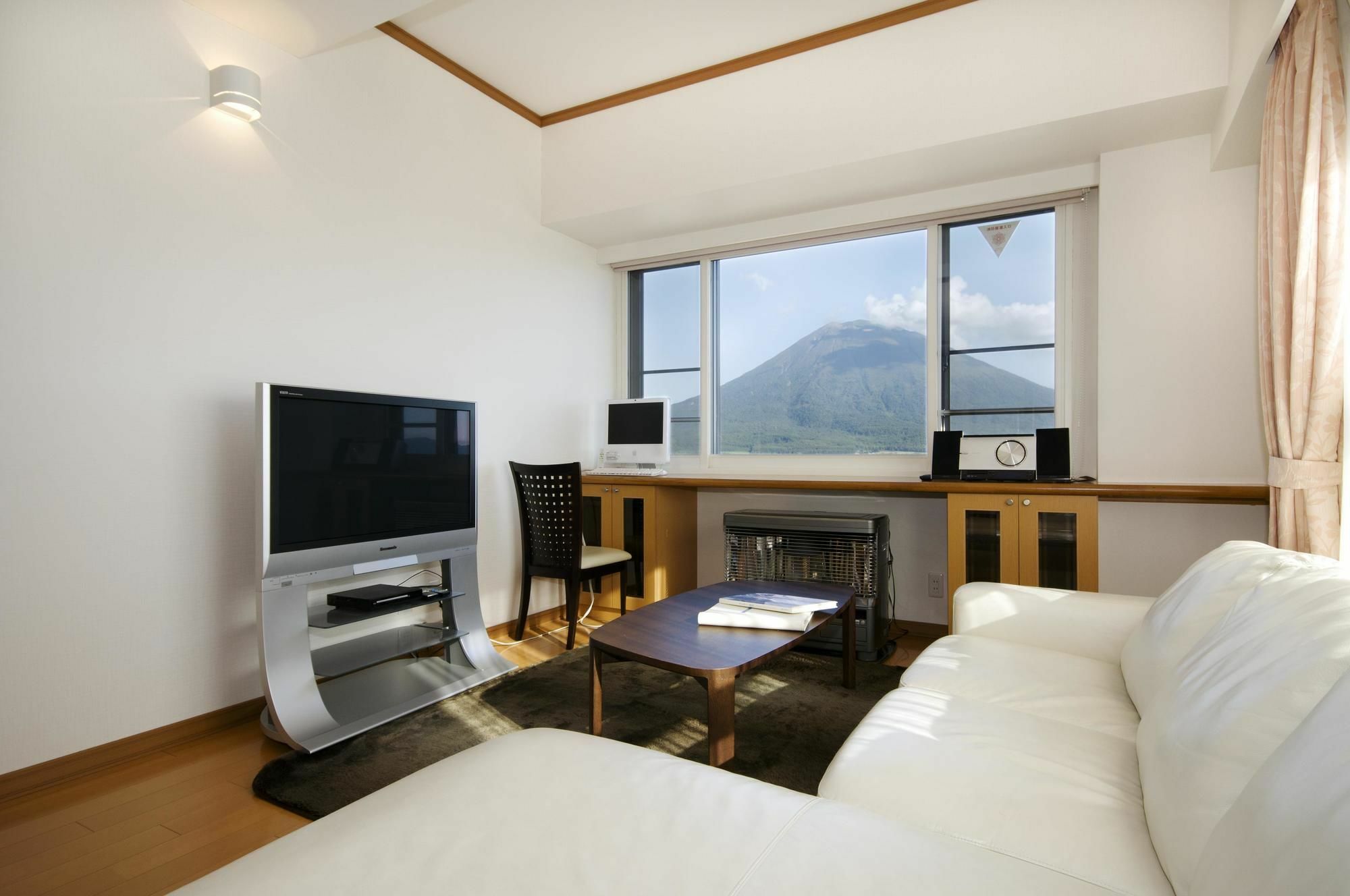 Mountainside Palace Кучан Екстериор снимка