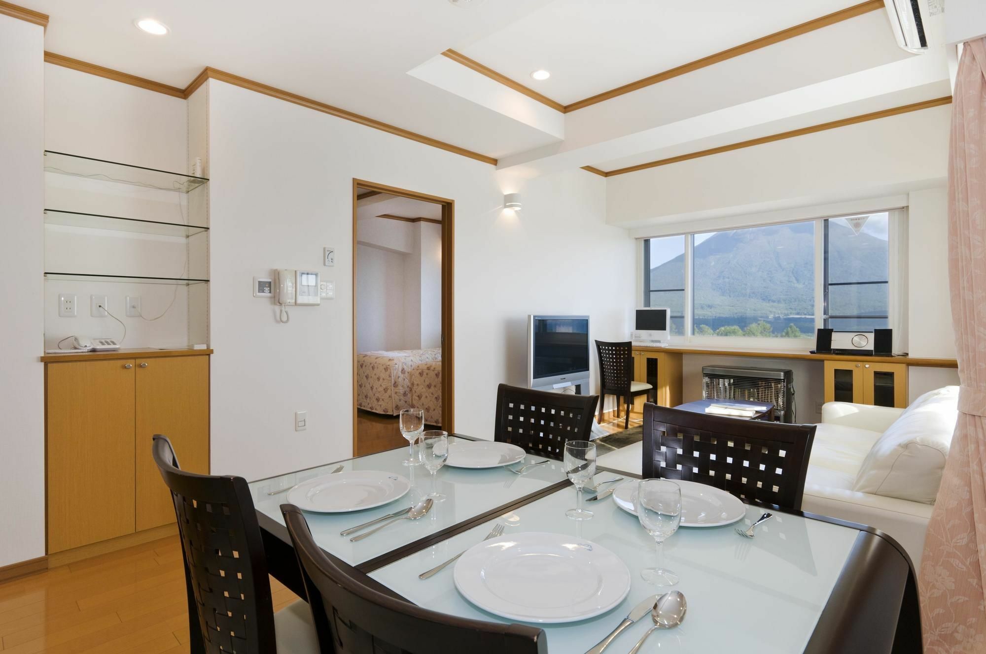 Mountainside Palace Кучан Екстериор снимка