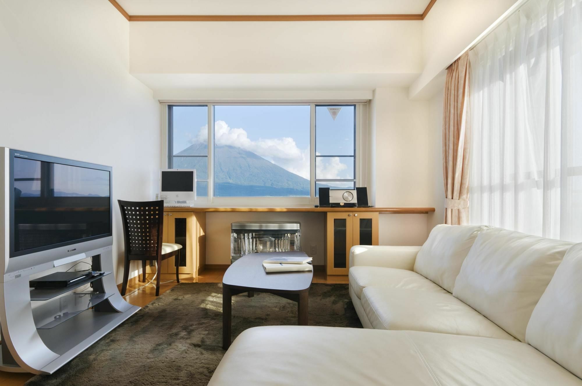 Mountainside Palace Кучан Екстериор снимка
