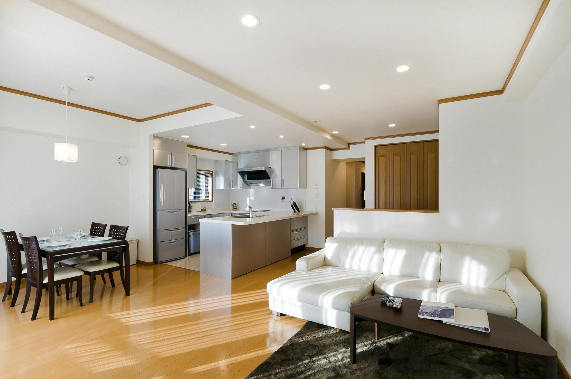 Mountainside Palace Кучан Екстериор снимка